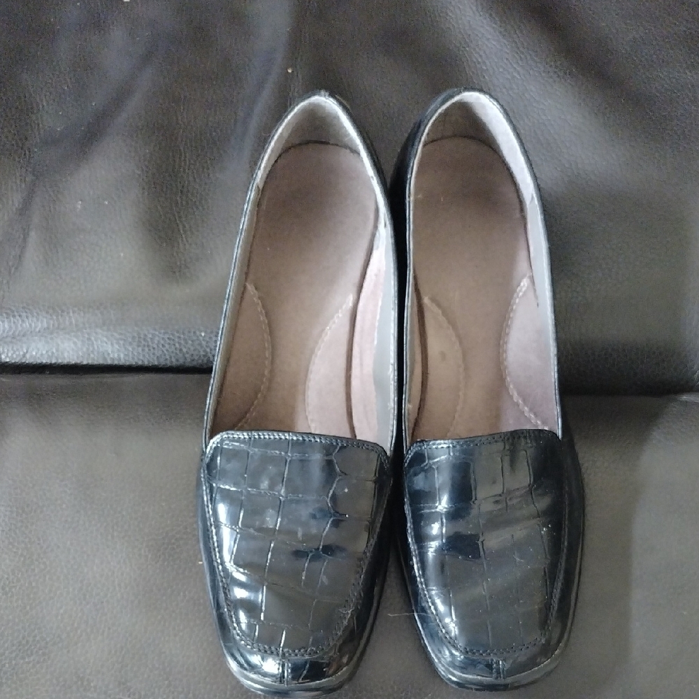 AEROSOLES Black Flats Sleek Loafers